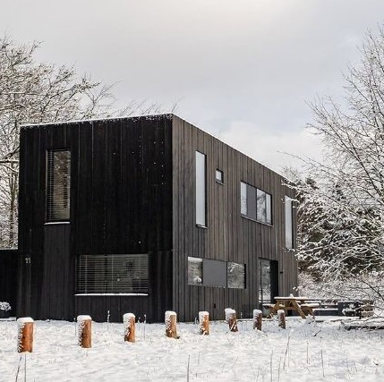 Prefab huis met PVT-panelen als bron voor een warmtepomp